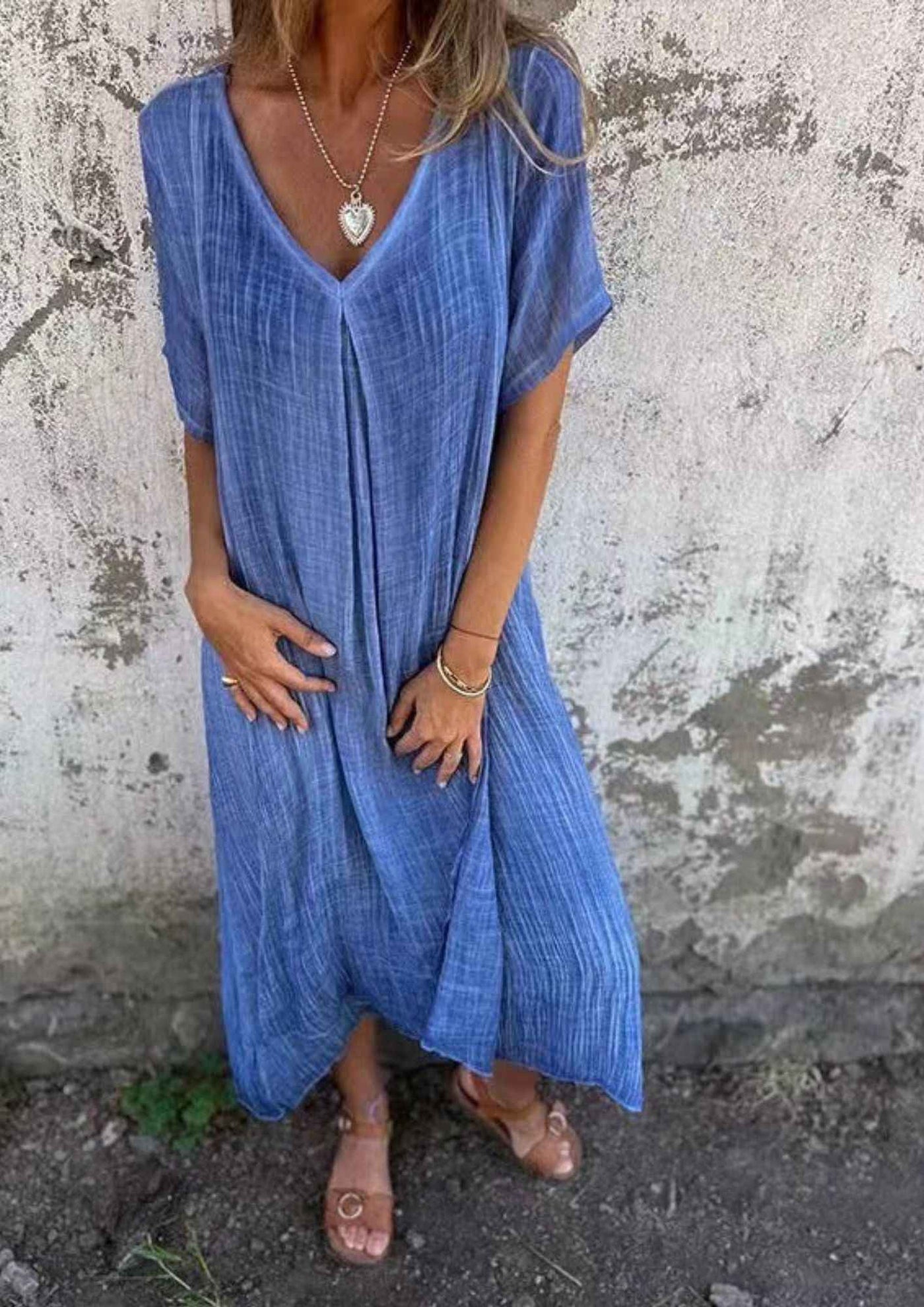 Breathable dress for everyday wear with a relaxed fit.